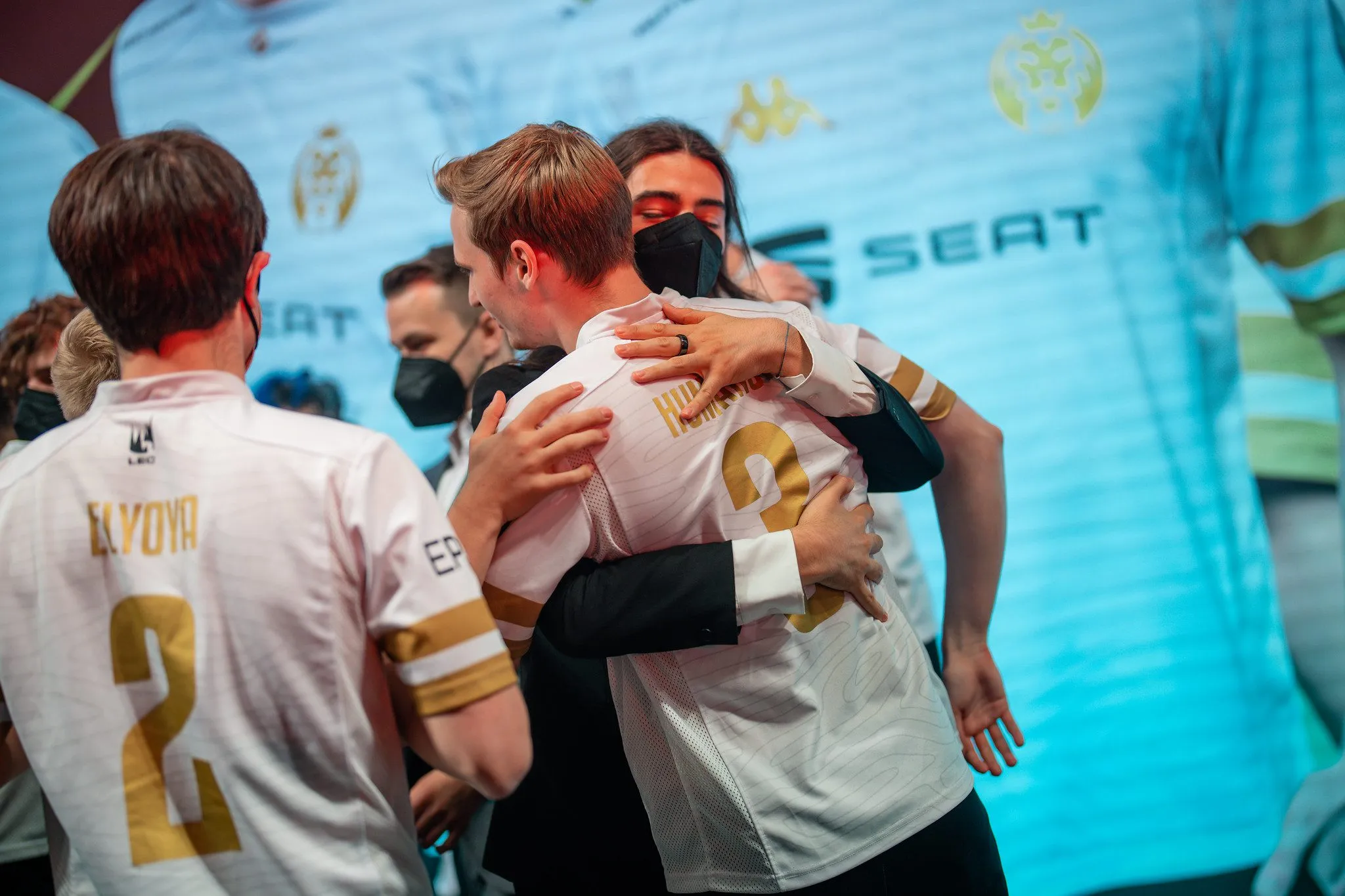 MAD Lions Head Coach Mac hugs mid laner Humanoid after winning the LEC Summer Split.
