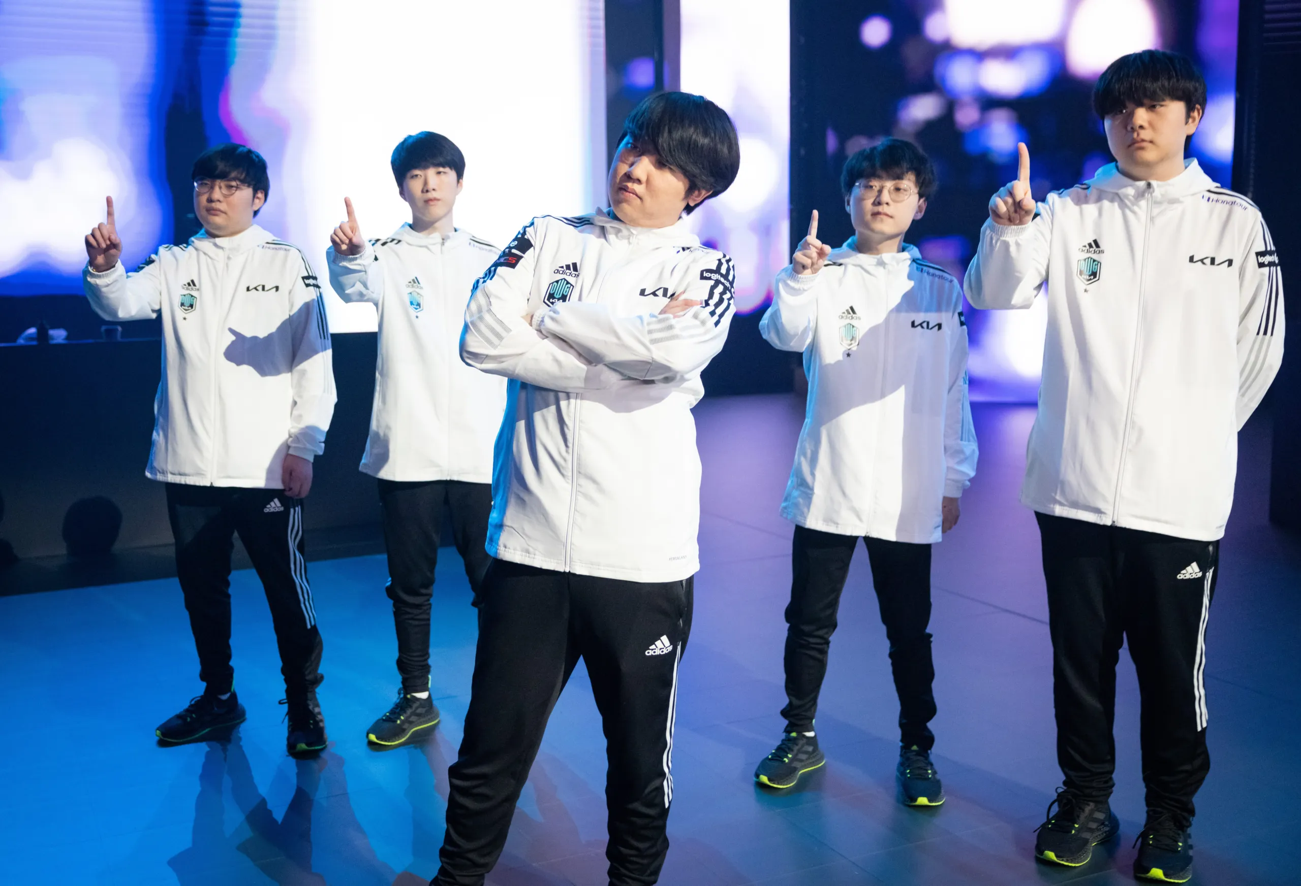 Khan stands in front of DK at Worlds 2021
