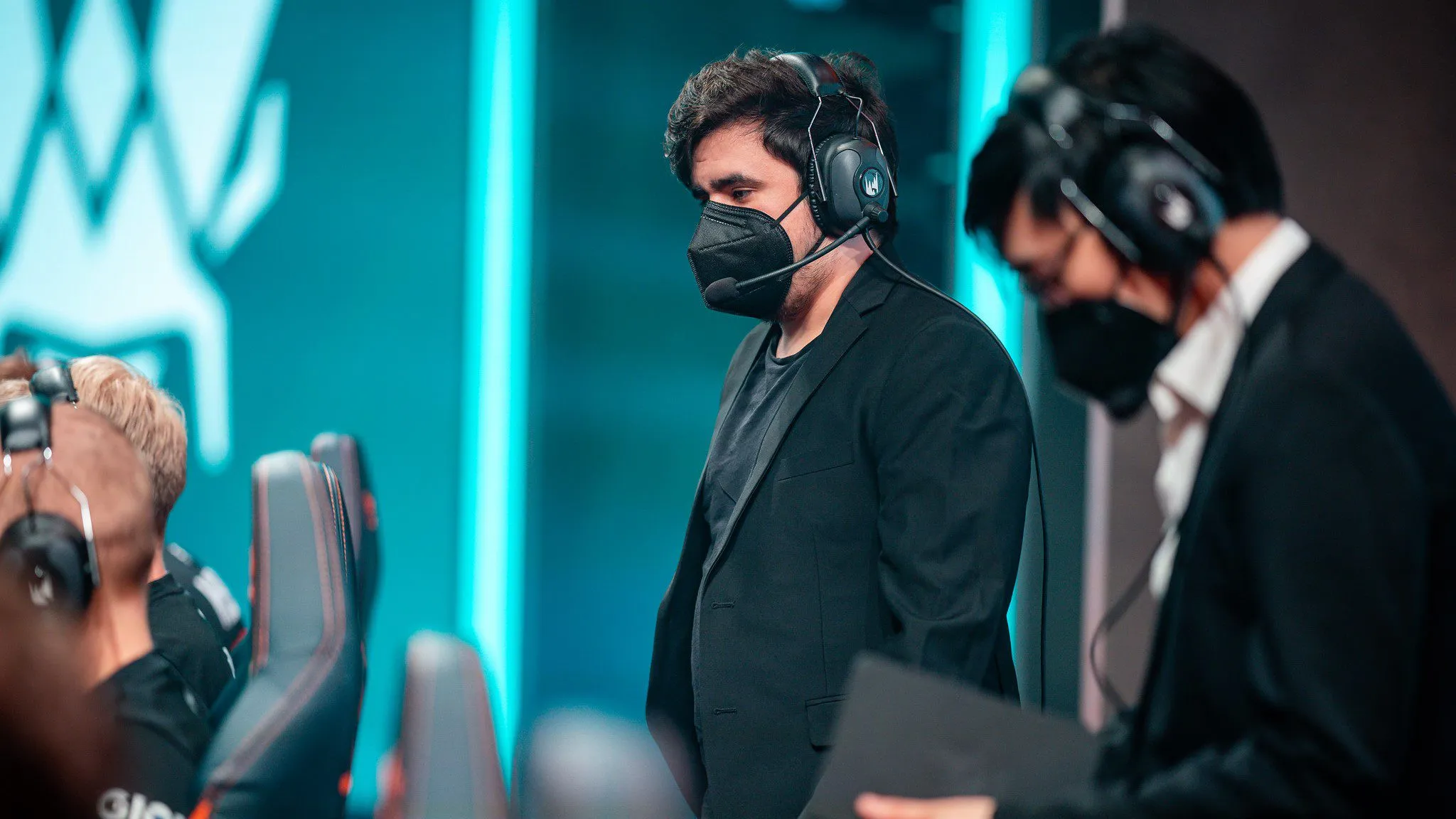 GrabbZ coaching G2 on the 2021 LEC stage before moving to Team BDS