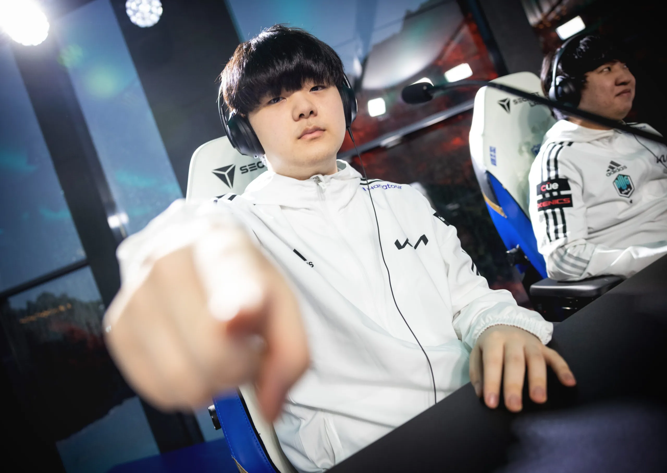 DK Canyon points at the camera during Worlds 2021