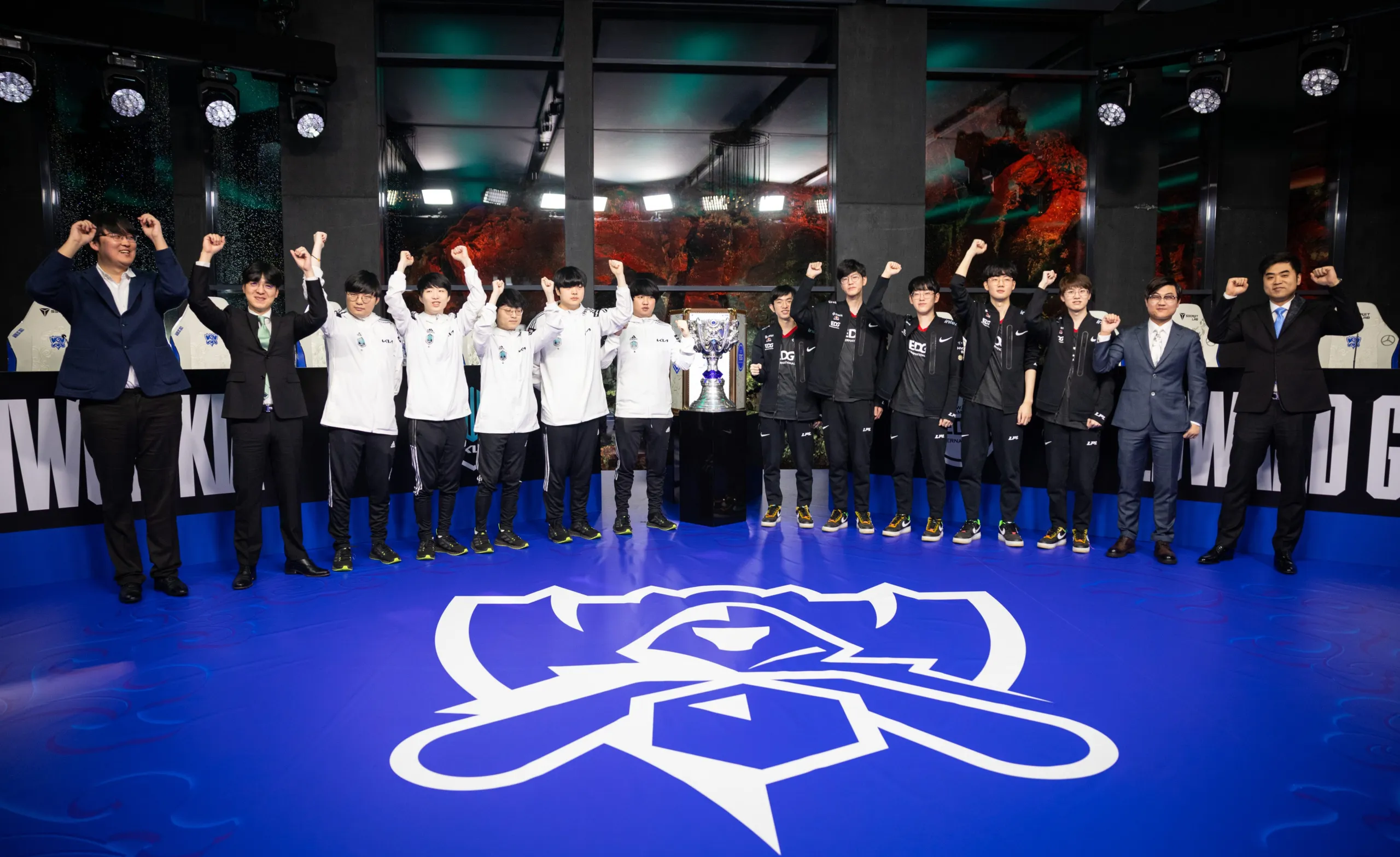EDG and DK stand on the Worlds 2021 stage for finals